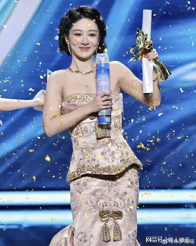 铁闺获视后，老公获最佳导演，朱梦瑶的反应好可爱，她真人生赢家
