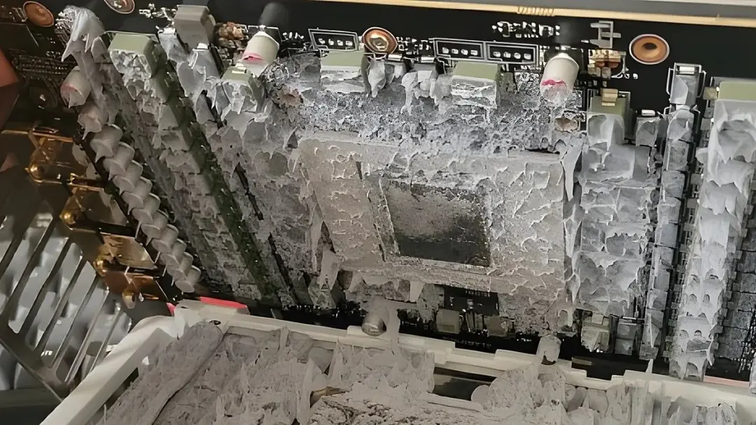 高端显卡品控这么差？RTX5090硅脂溢出还降不了温