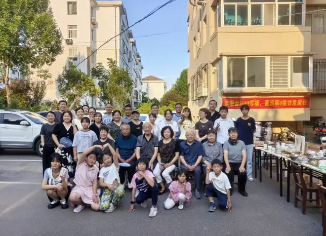 山东一栋楼邻居聚餐8年：每家出2道热菜，没事的都参加，我们这个楼有事一招呼，都一呼百应