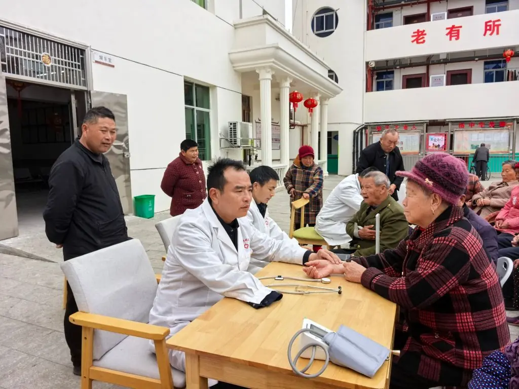 30年，他用单手为村民“推”出生命通道