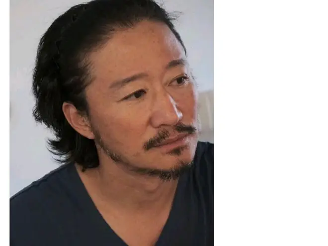 谢楠晒照为吴京庆生，长发造型硬汉范十足，却被导演郭帆抢了风头