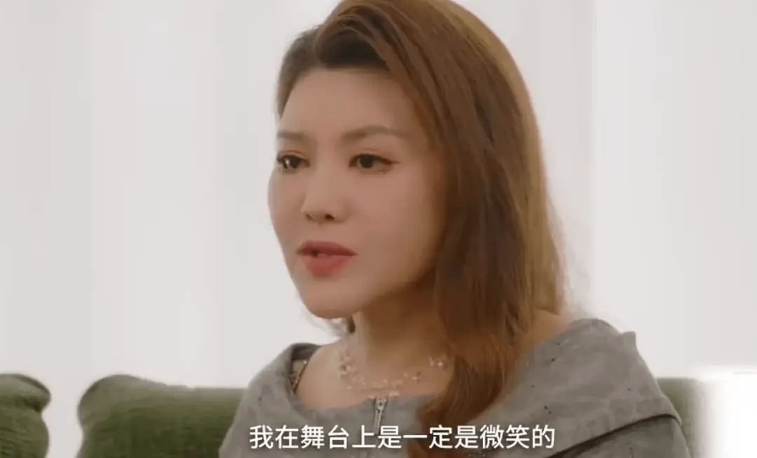 乌兰图雅回应 “半永久嬉皮笑脸” 争议：舞台演唱我始终保持微笑