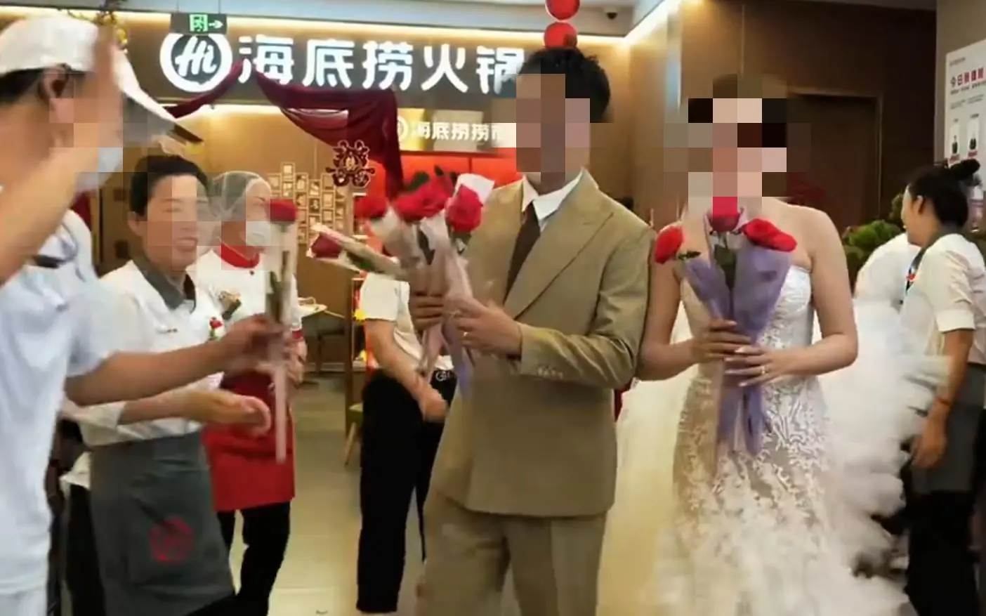 在海底捞办婚宴！新人婚礼花2.4万请300余人吃火锅