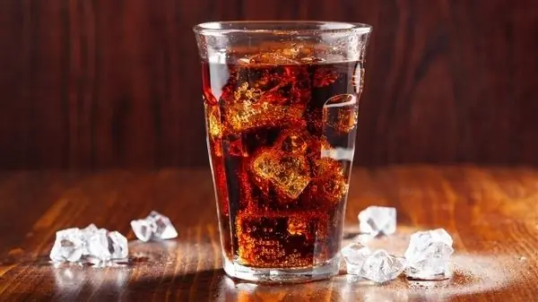 39岁男子可乐当主食减肥：每天喝三瓶 眼睛差点喝瞎！