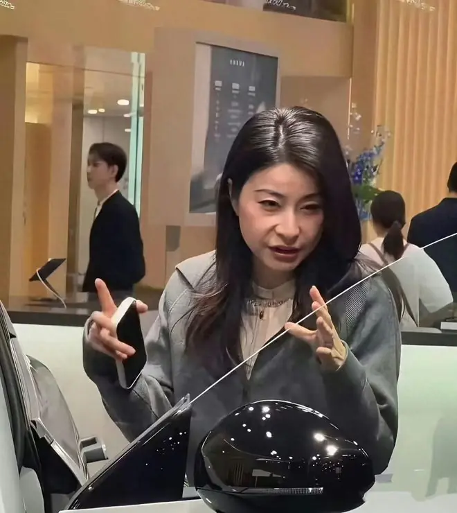 44岁郭晶晶看车被偶遇，素颜白发撞脸董明珠