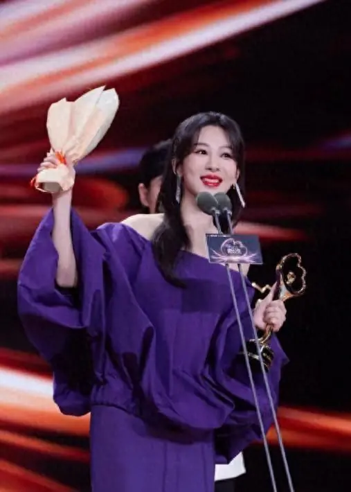 白玉兰奖成照妖镜？杨紫得奖仅12小时，恶心事发生，杨幂受牵连