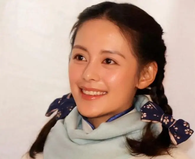 她是胡歌深爱、刘烨难忘的女人，受央视力捧多年，至今都未能走红