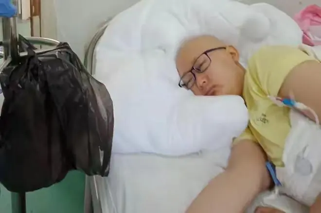 河北学霸抗癌7年花200万，亲戚劝她别拖累母亲，她：我凭啥就该死