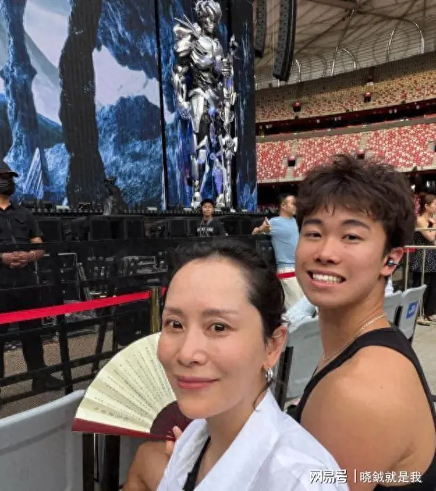 海清现身周杰伦演唱会，发际线后移，儿子浑身肌肉，龇牙假笑腼腆
