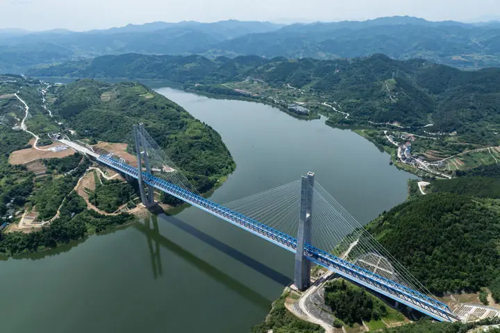 四条钢铁巨龙铺展秦巴，为“中国道路”作注脚