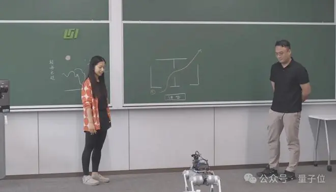 机器狗指挥人类用天平称重！清华现场演示：无脚本，任务随机，观众即兴出题