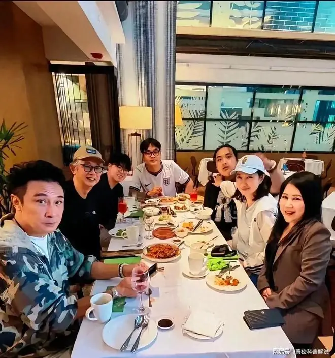 吴镇宇一家聚餐，65岁状态似小伙，18岁费曼身高超父仍圆润