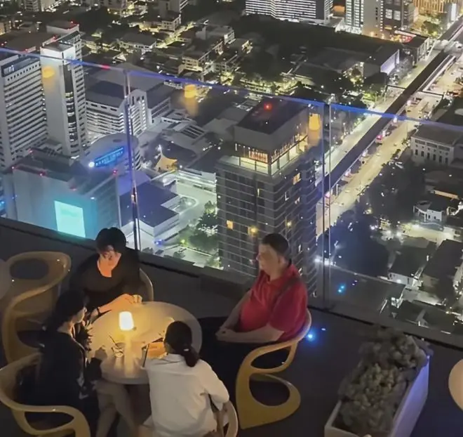 Lisa新男友曝光，是有着泰国第一帅之称的小蓝，Lisa带男友见父母