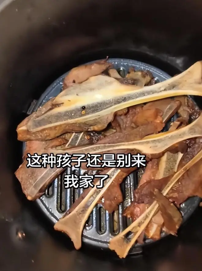 “以后别来我家玩！”只因娃同学吃了两根扇子骨，家长当场破了防