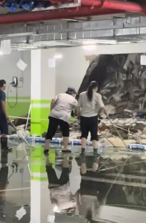 沈阳一小区地下车库墙体暴雨中坍塌，露出大量生活垃圾引发业主质疑；物业称墙体为空心砖，垃圾系前期填埋