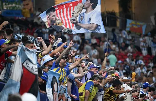 再赢2场就夺冠！350万球迷请愿将阿根廷踢出世界杯：全靠FIFA保送
