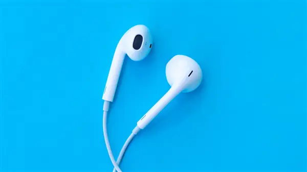 微博热议谁取消了有线耳机：音质稳定与实用价值引用户集体怀念