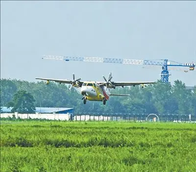 运12F大气综合航测飞机首飞成功