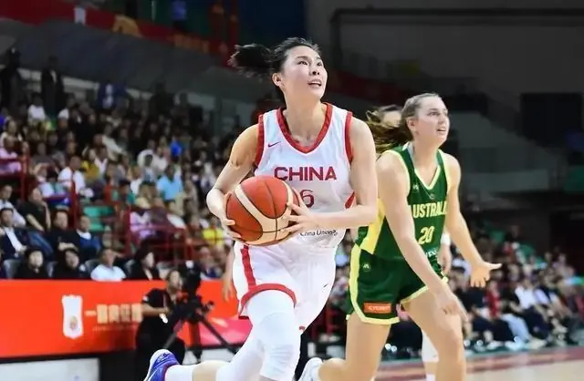 中国女篮两连败! 输球原因只有一个, 多人要担责, 揭露宫鲁鸣3大败笔
