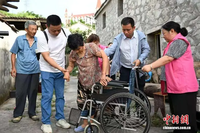 浙江抗台一线特写：玉环一老人经六次劝说终转移