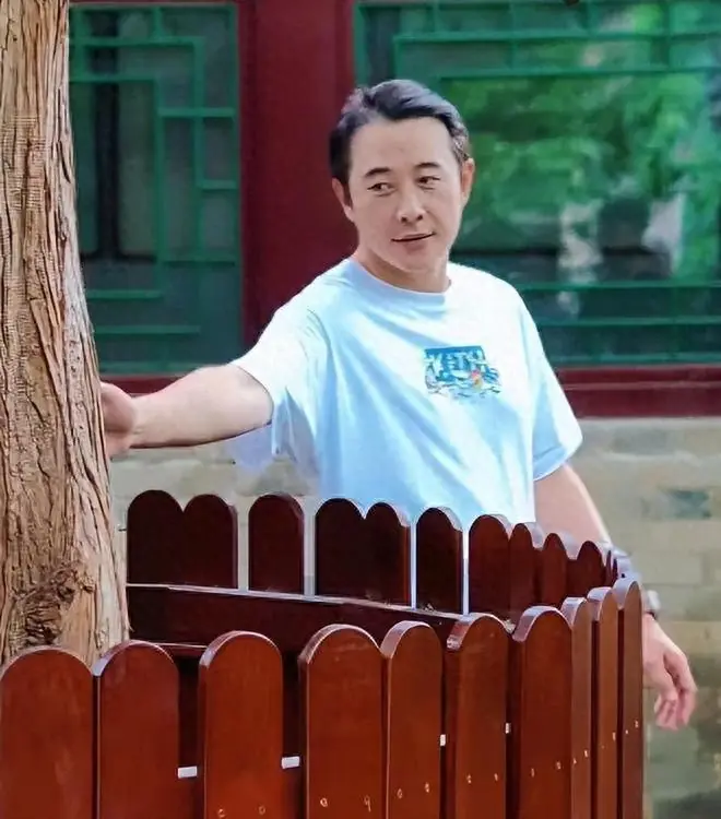 罗晋半年2次现身大孤山，44岁发福憔悴，他和辛柏青是一类人