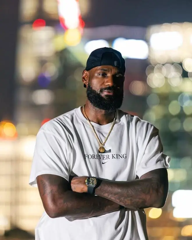 詹姆斯为何不退役？韦德评价一针见血，别把NBA的球队当傻子