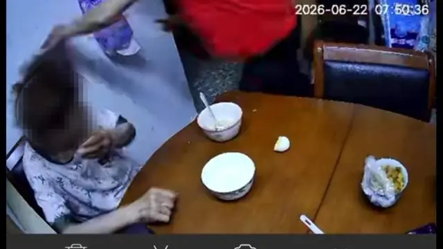 “天鹅到家”一保姆被指多次对85岁老人实施暴力虐待，监控拍下画面：扇巴掌、揪头发、从背后将其推倒，警方介入