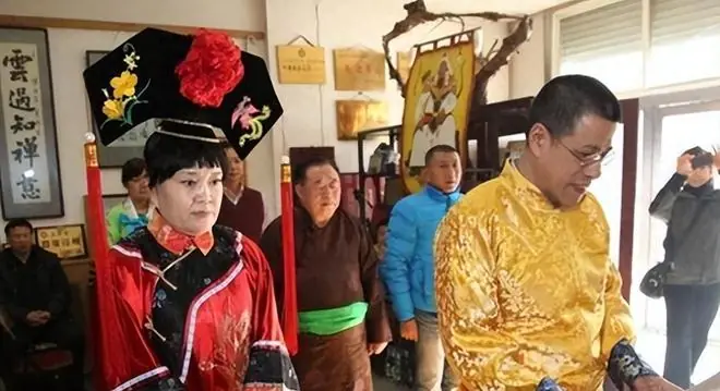 乾隆7世孙手戴上亿玉扳指，专家建议上交，他说6字让专家哑口无言