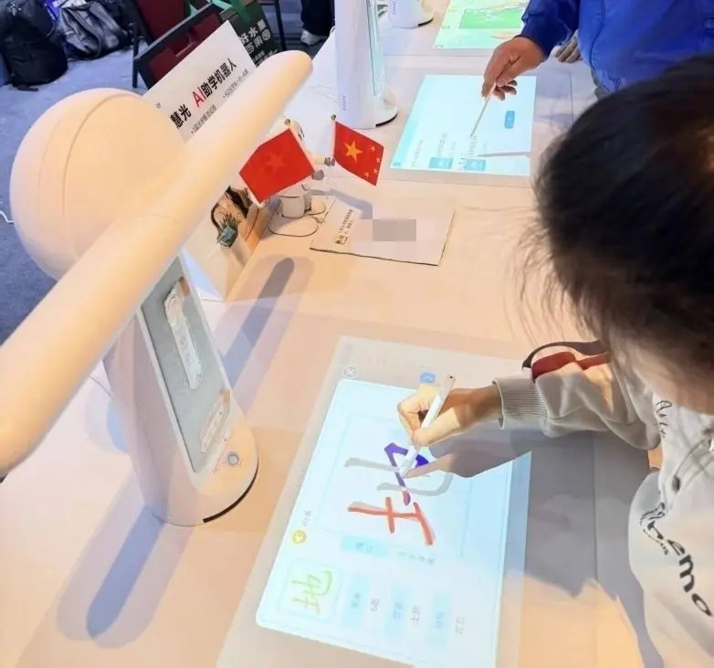 智能学习机哪个品牌辅导效果好？宾果智慧光化解家长陪读难题