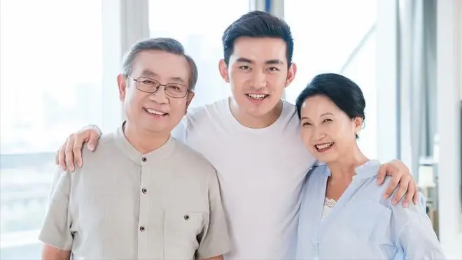 “儿子你工资4万，凭啥不敢和她离婚”凤凰男一句话母亲哑口无言