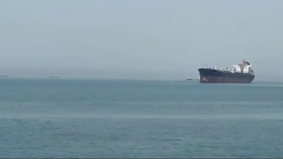 美媒：伊朗革命卫队在霍尔木兹海峡击中两艘商船