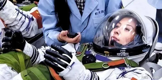 牺牲太大！王亚平曾谈太空之旅的辛酸，落地后身体弱连走路都困难