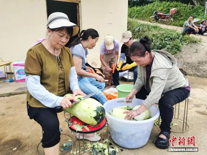 广西横州洪灾中的“爱心厨房”：六口铁锅 暖了一座城