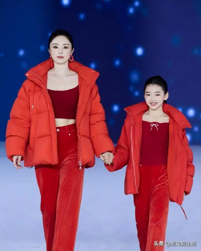 聪明反被聪明误！小酒窝董璇同台走秀，本想捧女儿，却被说太早熟