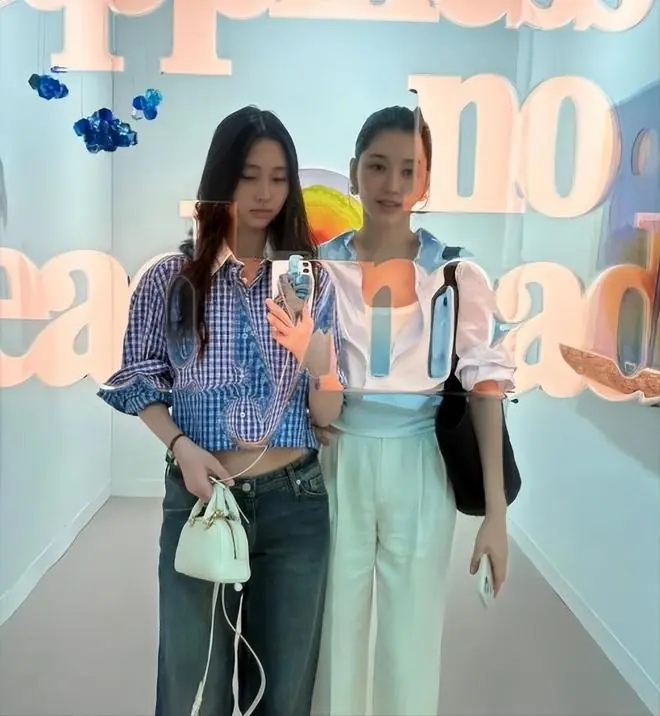 不愧是“最强小三”，金熙英和16岁女儿同框，颜值身段比女儿还美