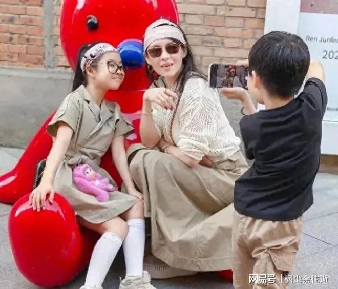 章子怡带儿女观战温网女单决赛，获官方镜头，气质出众，儿子可爱