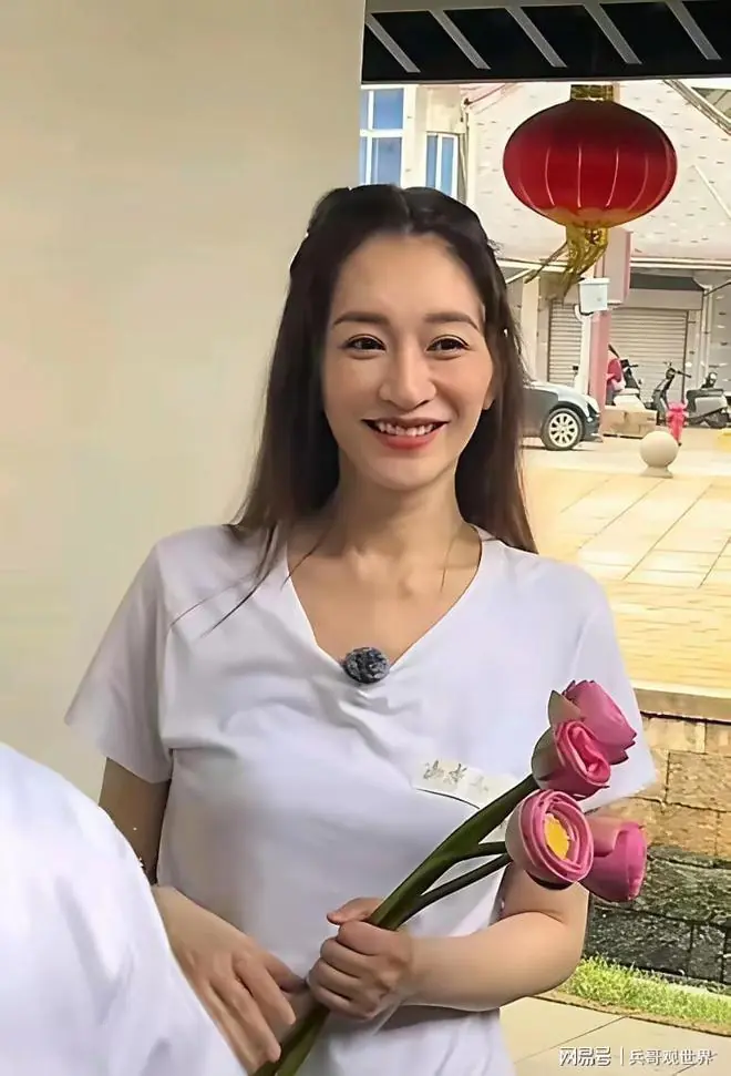 李小冉没有网上夸的那么年轻漂亮，她现实中还没有路人年轻！