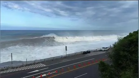 台风“巴威”逼近台湾，近海浪高达7.2米，多地停班停课，台北居民：街上见不到什么人，公交车也停了