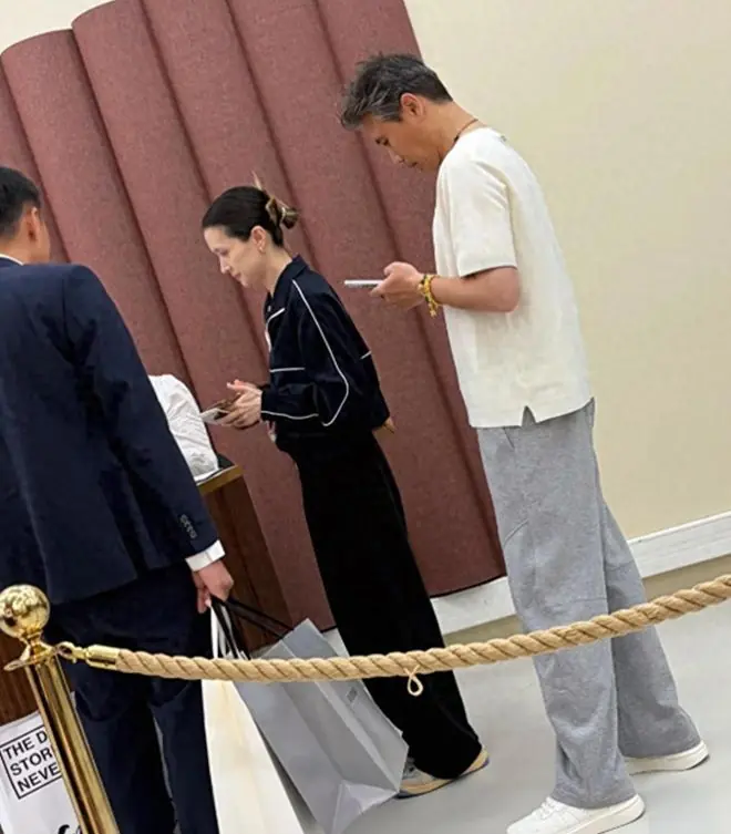 李乃文带妻子法国购物，2人5个孩子！怪不得劝刘宇宁王勉早婚早育