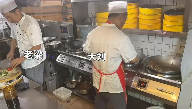 厨师忘关油锅致餐馆失火严重受损，写下“每月扣3000元工资直到赔清为止”欠条被老板撕掉：意外谁也不想发生，继续好好干一起面对未来