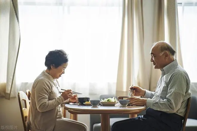 老夫妻携百万存款回农村，才半年就后悔了：吃顿红烧排骨都得关门