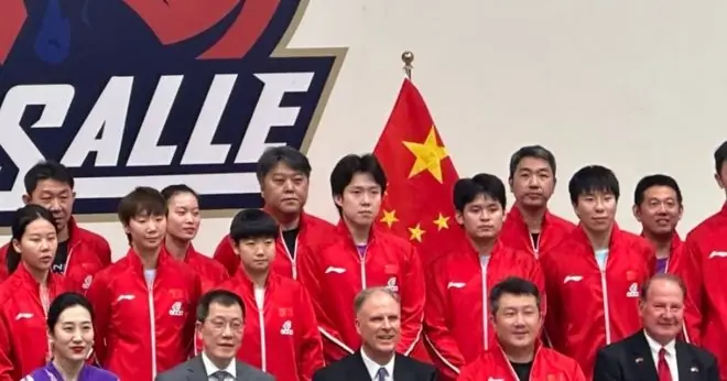 孙颖莎大合影稳居C位！活动笑到捧腹 瑞典大满贯冲7冠再创历史？