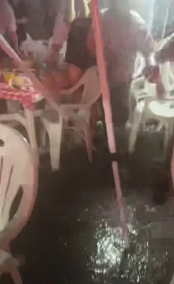 “不用买单了，直接走就行！”突遇暴风雨，浙江一烧烤店老板给店里客人全免单