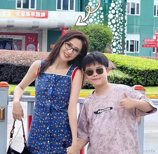 佟丽娅带儿子逛可乐工厂，母子牵手照太暖心，陈思诚独自出国约会