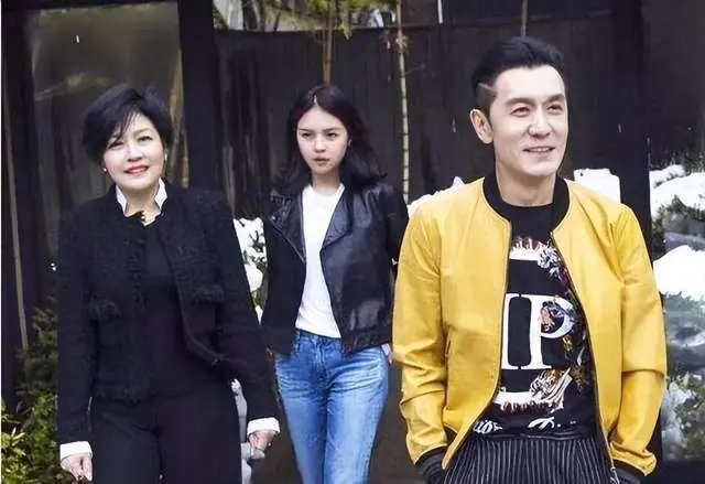 李咏妻子哈文晒与女儿合照，站在美国豪宅前，笑容满面别墅很豪华