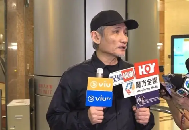 徐克深夜在医院门口接受媒体采访：施南生在家人和朋友的陪伴下安详离开