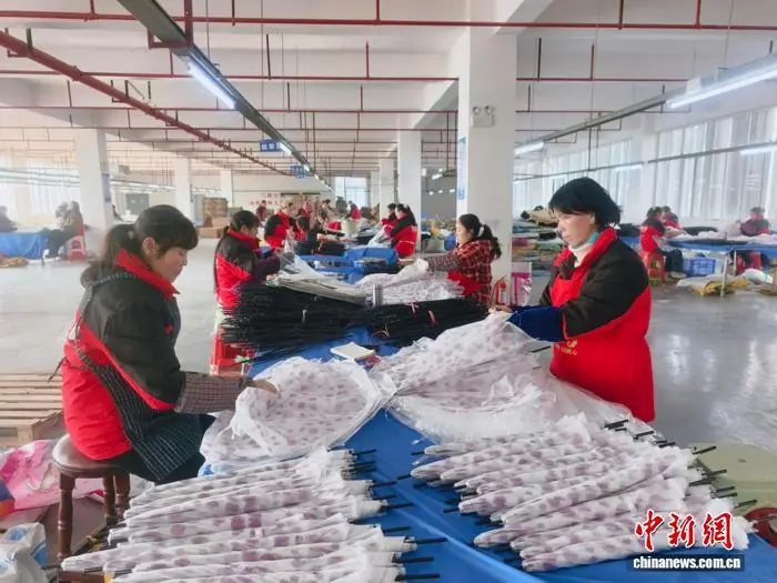 武陵山区腹地添“新工位”：指尖兴业 枝头富民