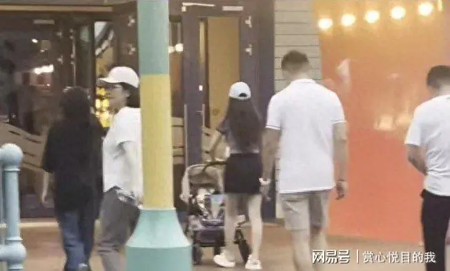 玥儿和爸爸小菲玩转环球影城，奶奶又带去艺术展！孩子脸上露笑容