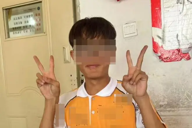 16岁高中生凌晨被捅伤致死 嫌疑人已移送审查起诉 母亲:儿子系国家注册田径运动员，当天刚获运动会接力冠军