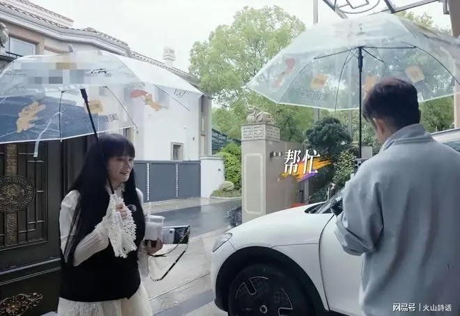 悲哀！邹市明和冉莹颖出门卖房，为妻子拉车门引其质疑，邹市明：你的良心都让狗给吃了